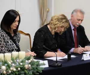 Zagreb, 05.12.2019. - Potpisivanje dodatka temeljnom Kolektivnom ugovoru za službenike i namještenike u javnim službama i potpisivanje Sporazuma o dodatku na plaću zaposlenima u osnovnoškolskim i srednješkolskim ustanovama te ustanovama u znanosti i visokom obrazovanju.
Na fotografiji Blaženka Divjak, Sanja Šprem, Branimir Mihalinec.
foto HINA/ Edvard ŠUŠAK