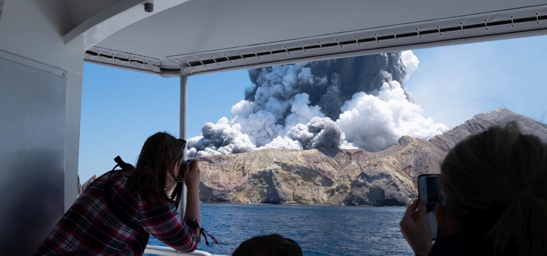 epa08056479 An image provided by visitor Michael Schade shows White Island (Whakaari) volcano, as it erupts, in the Bay of Plenty, New Zealand, 09 December 2019. According to police, at least five people have died in the volcanic erruption at around 2:11 pm local time on 09 December. The island is located around 40km offshore of the Bay of Plenty.  EPA/MICHAEL SCHADE MANDATORY CREDIT: MICHAEL SCHADE  EDITORIAL USE ONLY/NO SALES