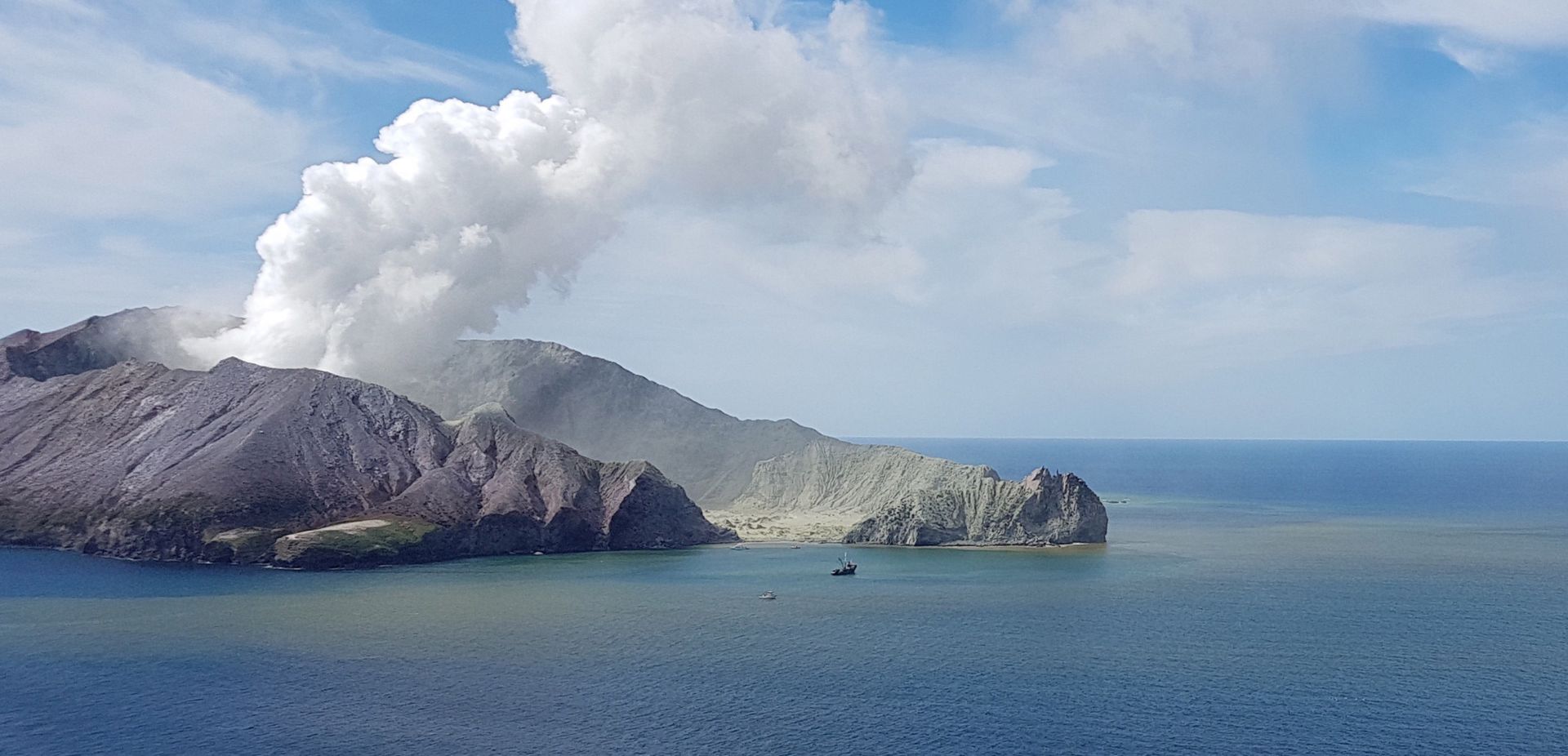 epa08059037 A handout photo made available by the Auckland Rescue Helicopter Trust shows an aerial view of the White Island volcano erupting, in New Zealand, 09 December 2019 (issued 10 December 2019). Hopes are low for finding any more survivors after a volcanic eruption on New Zealand's White Island, with questions being asked about why tourists were allowed there. At least five people died, some 30 others were injured and eight people are still missing after the White Island (Whakaari) volcano erupted on 09 December, media reported.  EPA/AUCKLAND RESCUE HELICOPTER TRUST / HANDOUT  HANDOUT EDITORIAL USE ONLY/NO SALES