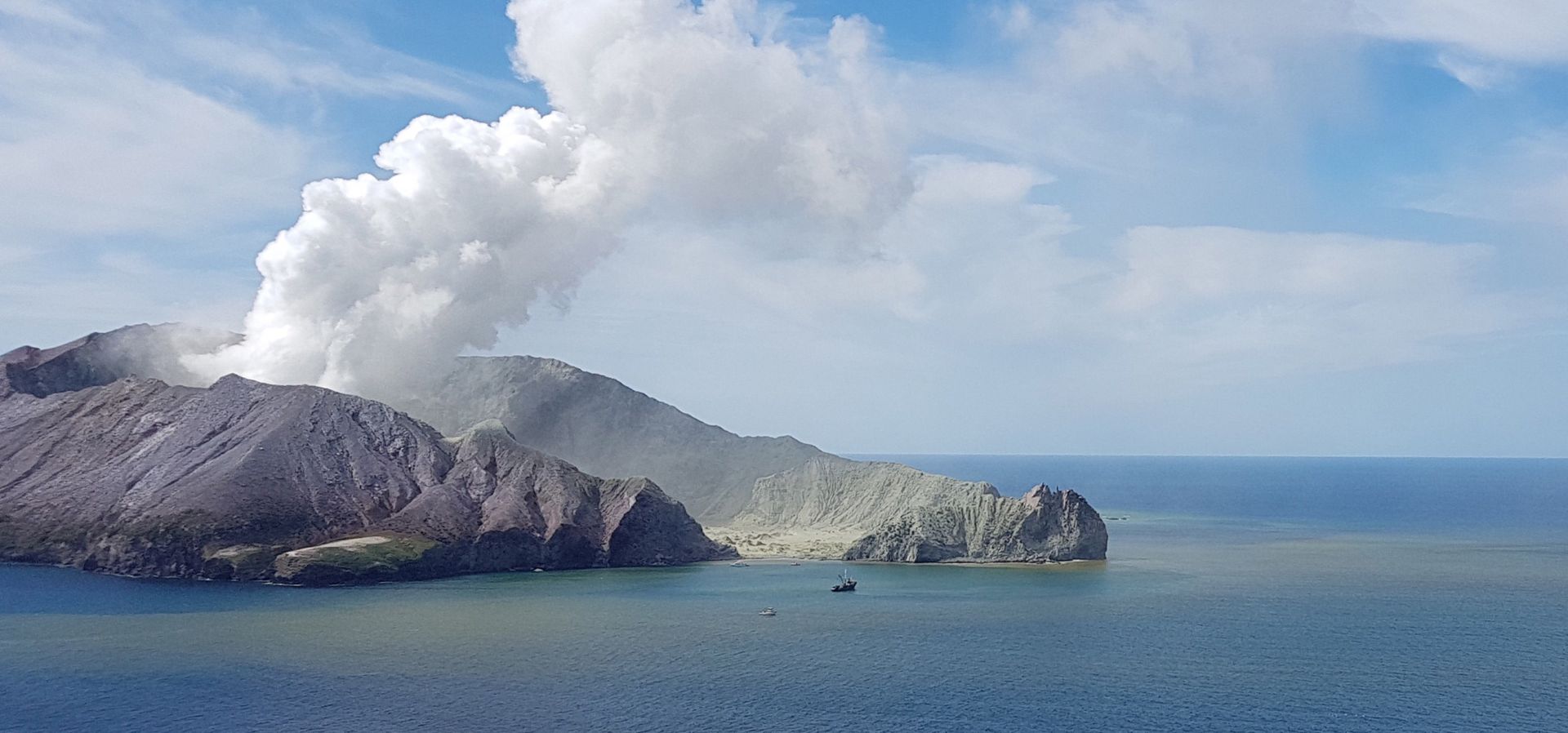 epa08059037 A handout photo made available by the Auckland Rescue Helicopter Trust shows an aerial view of the White Island volcano erupting, in New Zealand, 09 December 2019 (issued 10 December 2019). Hopes are low for finding any more survivors after a volcanic eruption on New Zealand's White Island, with questions being asked about why tourists were allowed there. At least five people died, some 30 others were injured and eight people are still missing after the White Island (Whakaari) volcano erupted on 09 December, media reported.  EPA/AUCKLAND RESCUE HELICOPTER TRUST / HANDOUT  HANDOUT EDITORIAL USE ONLY/NO SALES