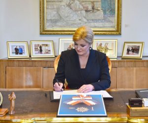 Zagreb, 10.12.2019. - Predsjednica Republike Hrvatske donijela je u utorak odluku o odlikovanju nadbiskupa zagrebačkog kardinala Franje Kuharića, posmrtno, Veleredom predsjednika Republike Franje Tuđmana s lentom i Danicom.
foto HINA/ Ured predsjednice Republike Hrvatske/ ml
