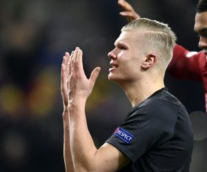 epa08060671 Erling Haaland of FC Salzburg (L) and Trent Alexander-Arnold of Liverpool FC (R) react during the UEFA Champions League group E soccer match between FC Salzburg and Liverpool FC in Salzburg, Austria, 10 December 2019.  EPA/LUKAS BARTH
