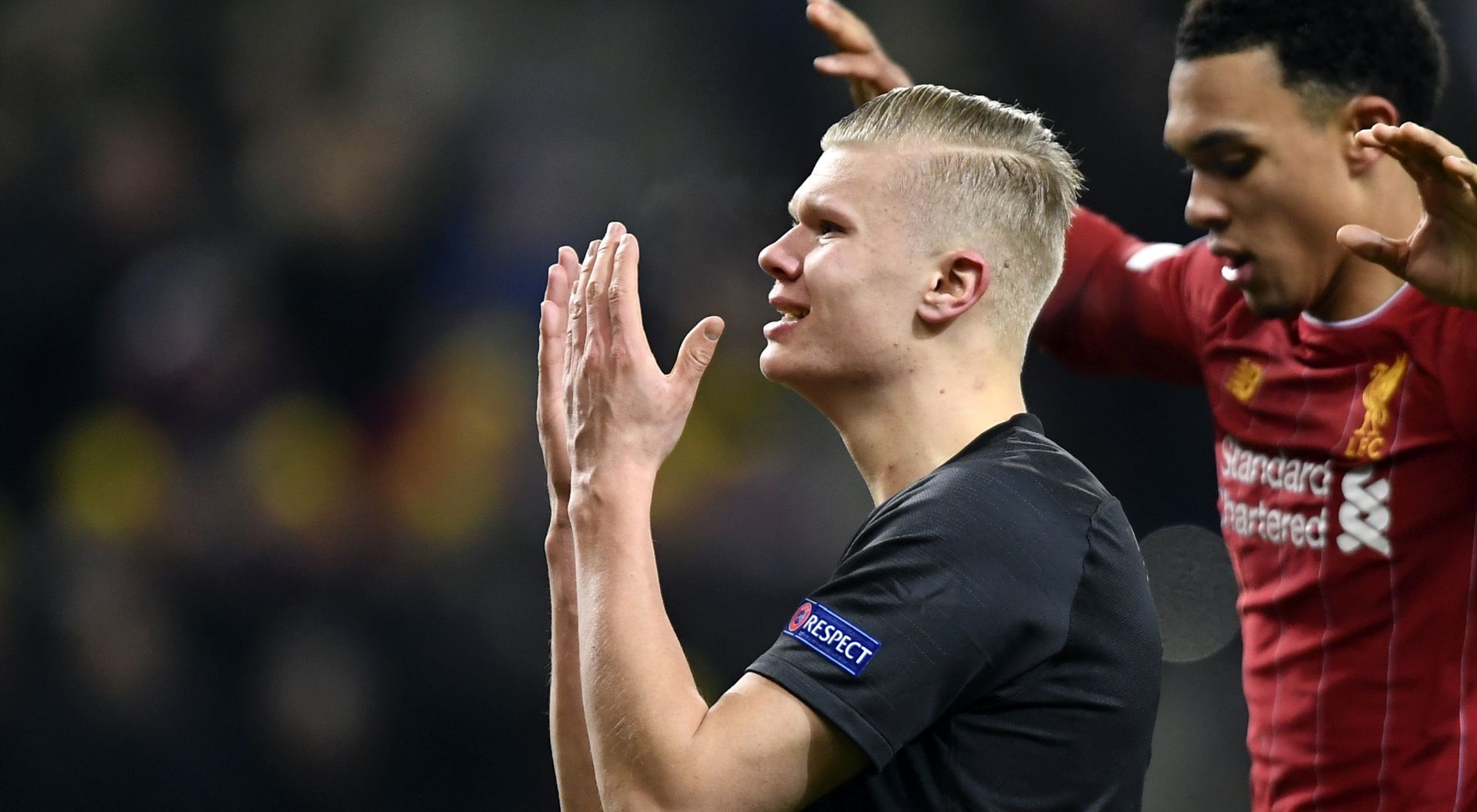 epa08060671 Erling Haaland of FC Salzburg (L) and Trent Alexander-Arnold of Liverpool FC (R) react during the UEFA Champions League group E soccer match between FC Salzburg and Liverpool FC in Salzburg, Austria, 10 December 2019.  EPA/LUKAS BARTH