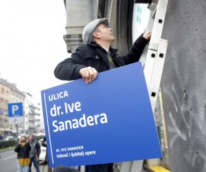 Zagreb, 12.12.2019. -  Predsjednički kandidat Dario Juričan preimenuje ulice i greadove u Zagrebu. Na fotografiji Darko Juričan. foto HINA/ Daniel KASAP/dk