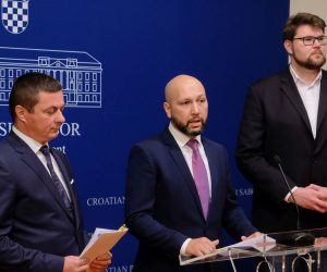Zagreb,12.12.2019. - Klub zastupnika SDP-a sazvao je konferenciju za medije s temom: "Slučaj zemljišta bivše vojarne u Jastrebarskom koju Ministarstvo državne imovine planira dodijeliti nogometnom klubu nauštrb jedinice lokalne samouprave".
Na fotografiji Zvonimir Novosel,  Mihael Zmajlović, Peđa Grbin.
foto HINA/ Edvard ŠUŠAK