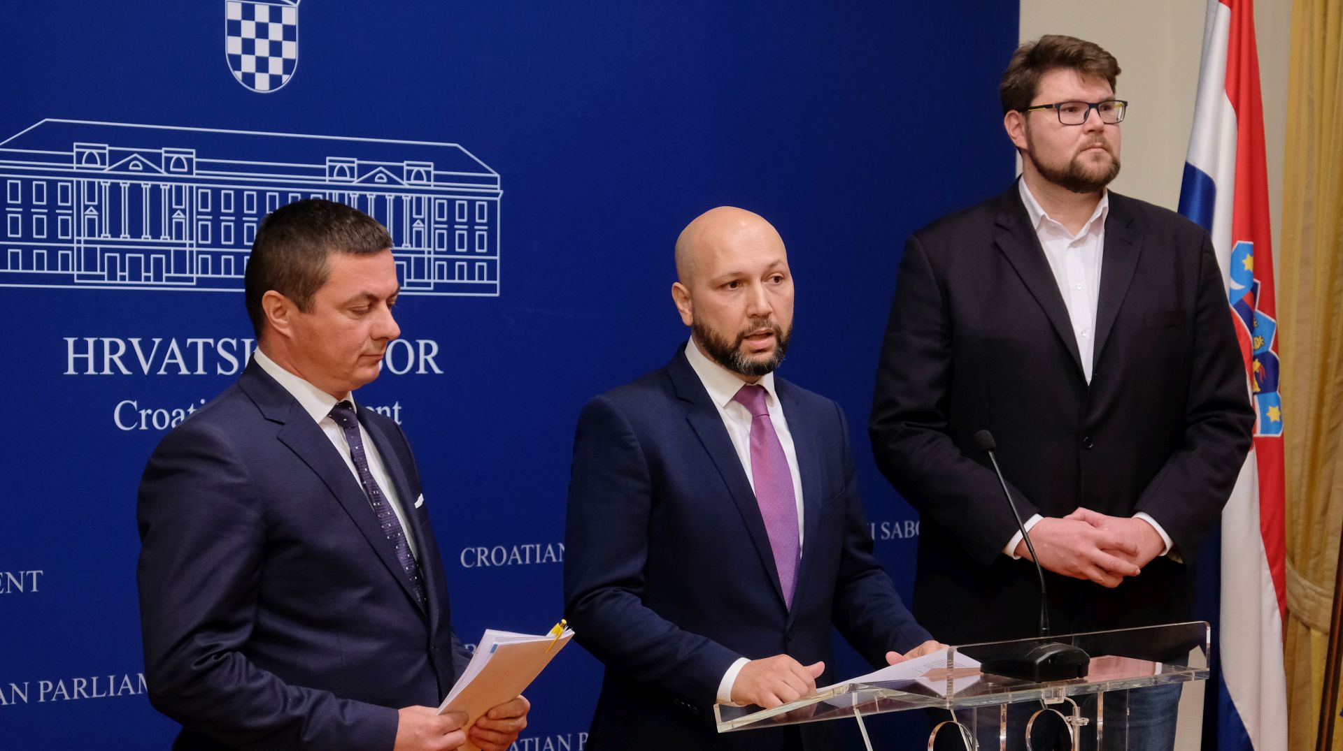 Zagreb,12.12.2019. - Klub zastupnika SDP-a sazvao je konferenciju za medije s temom: "Slučaj zemljišta bivše vojarne u Jastrebarskom koju Ministarstvo državne imovine planira dodijeliti nogometnom klubu nauštrb jedinice lokalne samouprave".
Na fotografiji Zvonimir Novosel,  Mihael Zmajlović, Peđa Grbin.
foto HINA/ Edvard ŠUŠAK