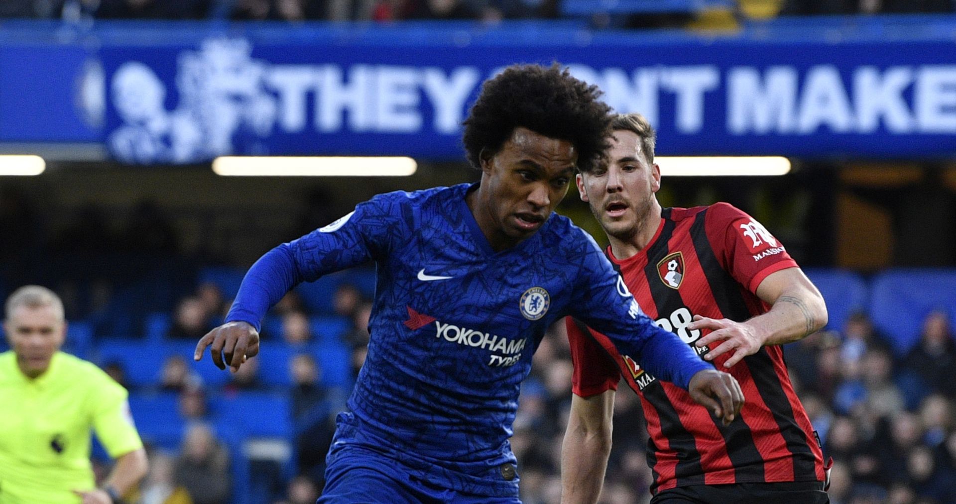 epa08071519 Chelsea's Willian (L) and Bournemouth's Dan Gosling (R) in action during the English Premier League soccer match between Chelsea and Bournemouth at Stamford Bridge Stadium in London, 14 December, 2019.  EPA/NEIL HALL EDITORIAL USE ONLY. No use with unauthorized audio, video, data, fixture lists, club/league logos or 'live' services. Online in-match use limited to 120 images, no video emulation. No use in betting, games or single club/league/player publications