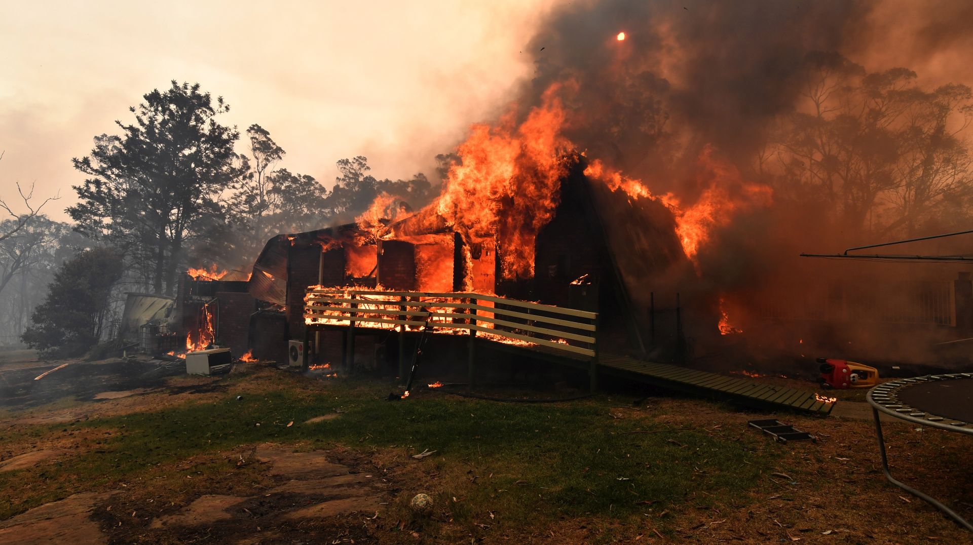 epa08081129 A home lost to a bushfire on Hassall Road in Buxton as the Green Wattle Creek Fire threatens a number of communities in the south west of Sydney, NSW, Australia, 19 December 2019. Soaring temperatures exceeding 40 degrees Celsius and north westerly winds are fanning a number of fires around Sydney.  EPA/DEAN LEWINS  AUSTRALIA AND NEW ZEALAND OUT