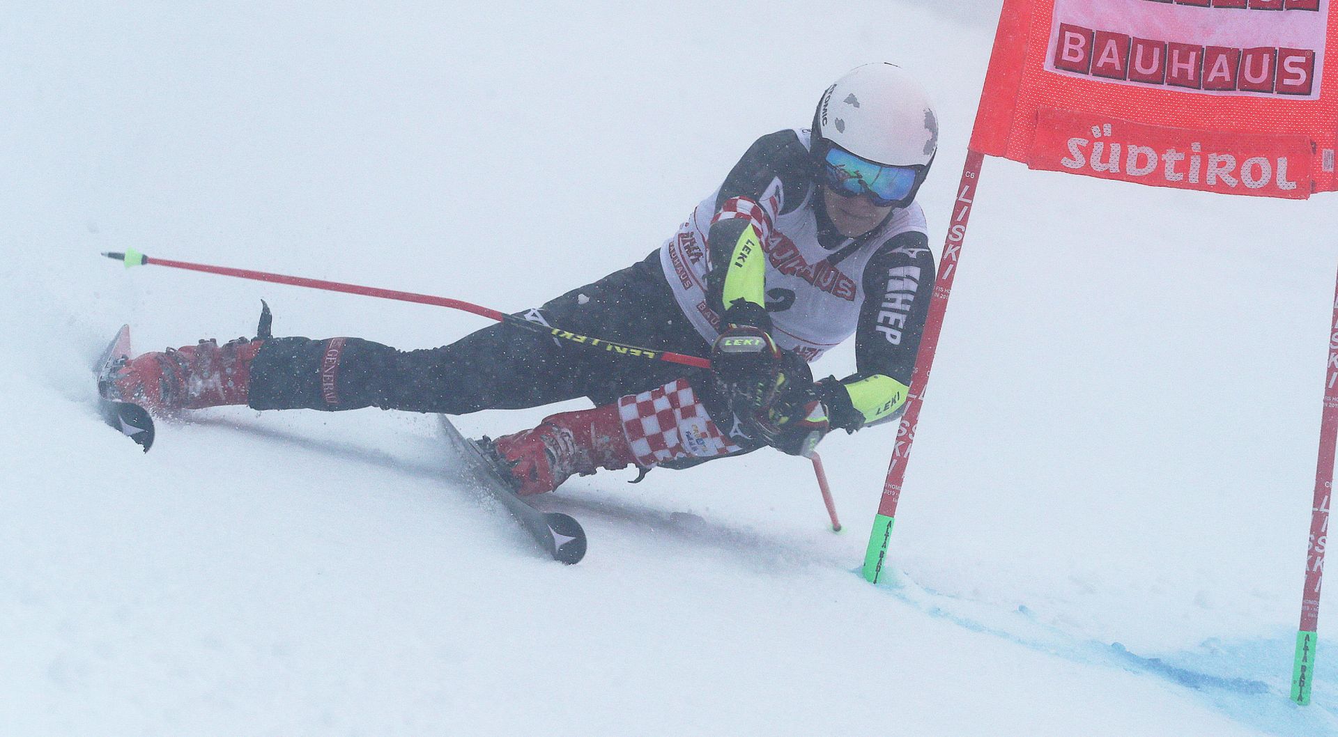 epa08086470 Filip Zubcic of Croatia in action during the men's Giant Slalom race at the FIS Alpine Skiing World Cup event in Alta Badia, Italy, 22 December 2019.  EPA/ANDREA SOLERO