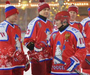 epa08090934 Russian President Vladimir Putin (C) greets participants of a Night Hockey League friendly match at the ice rink in the Red Square in Moscow, Russia, 25 December 2019.  EPA/ALEXEI DRUZHININ / KREMLIN POOL / SPUTNIK MANDATORY CREDIT