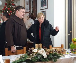 Oraje, 28.12.2019 - Kandidatkinja za predsjednicu Republike Kolinda Grabar-Kitaroviæ posjetila je u subotu Oraje gdje se druila s graðanima, a obila je i Franjevaèki samostan u oblinjoj Tolisi.
foto HINA/ eljko DRAENOVIÆ/ ik