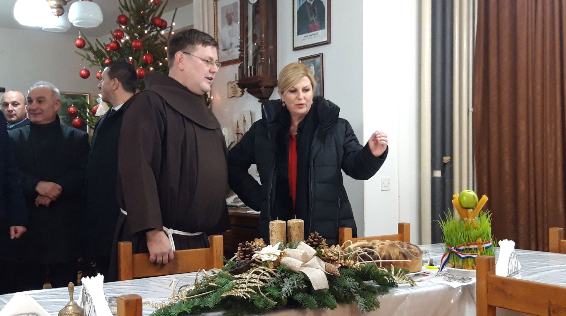 Oraje, 28.12.2019 - Kandidatkinja za predsjednicu Republike Kolinda Grabar-Kitaroviæ posjetila je u subotu Oraje gdje se druila s graðanima, a obila je i Franjevaèki samostan u oblinjoj Tolisi.
foto HINA/ eljko DRAENOVIÆ/ ik