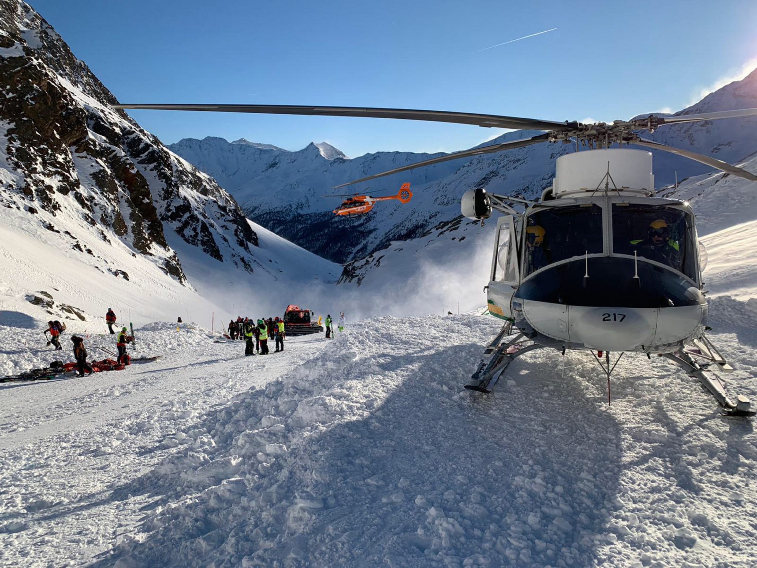 epa08093530 Emergency services at the scene after an avalanche in Val Senales, South Tyrol, northeast Italy, 28 December 2019 (issued 29 December 2019). Three people thought to be German, a woman and two seven-year-old girls, have died in an avalanche while skiing in Val Senales on 28 December.  EPA/STRINGER