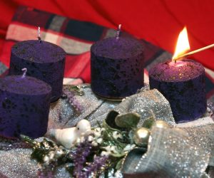01.12.2019., Sibenik - Katolicki vjernici diljem svijeta pale prvu svijecu na svom adventskom vijencu. Paljenjem prve svijece oznacava se pocetak razdoblja dosasca - adventa, tijekom kojeg pocinju posljednje pripreme za Bozic. Photo: Dusko Jaramaz/PIXSELL