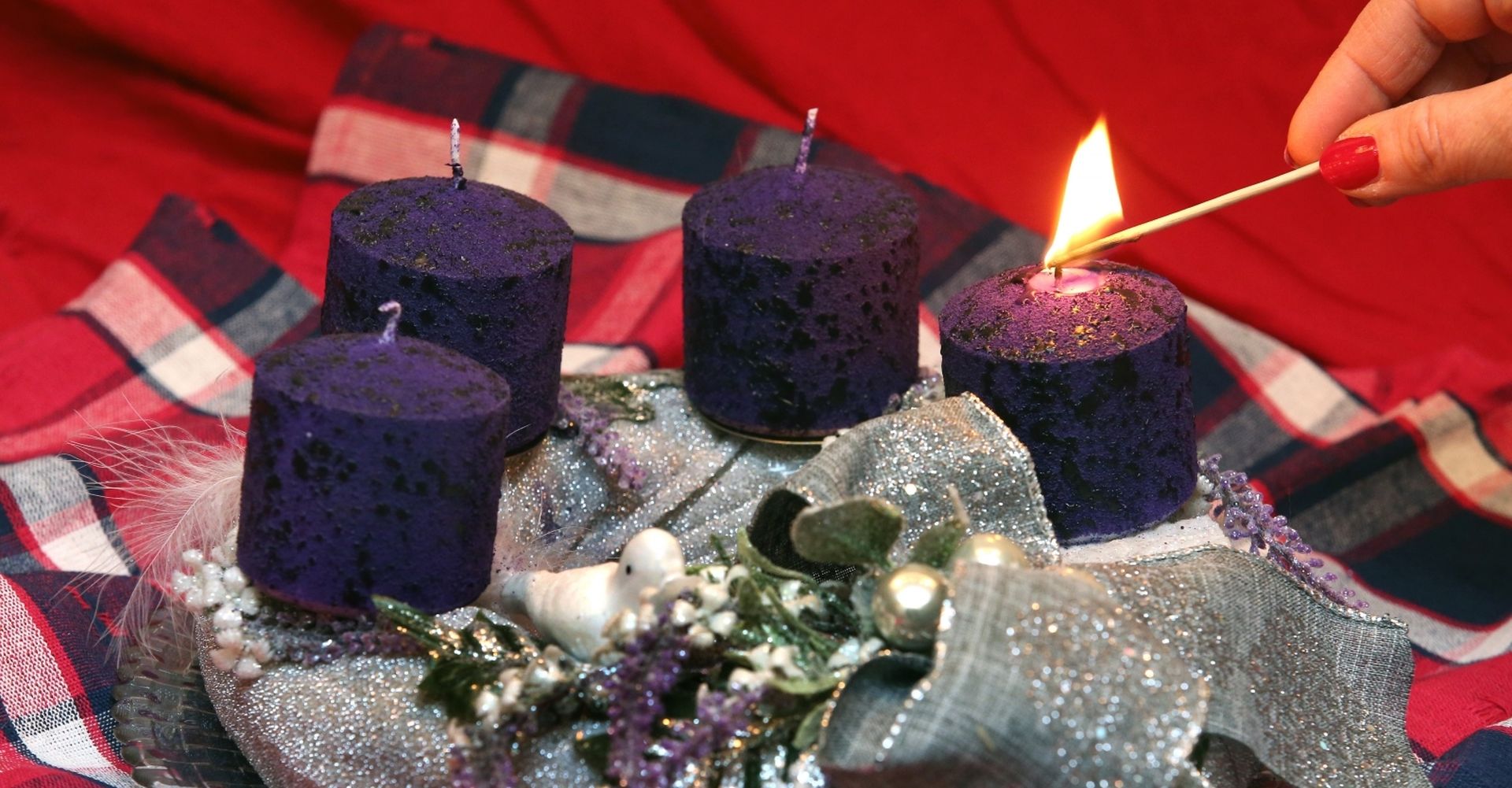 01.12.2019., Sibenik - Katolicki vjernici diljem svijeta pale prvu svijecu na svom adventskom vijencu. Paljenjem prve svijece oznacava se pocetak razdoblja dosasca - adventa, tijekom kojeg pocinju posljednje pripreme za Bozic. Photo: Dusko Jaramaz/PIXSELL