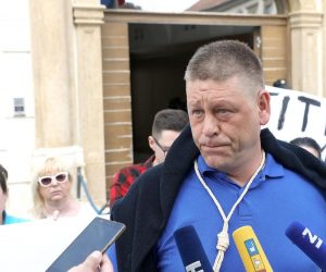 03.05.2018., Zagreb - Aktivisti Ovrsnog ustanka odrzali su jos jedno okupljanje cetvrtkom ispred Banskih dvora, iako danas nije bilo sjednice Vlade i u Banskim dvorima nije bilo gotovo nikoga. Danijel Galovic. 

Photo: Patrik Macek/PIXSELL