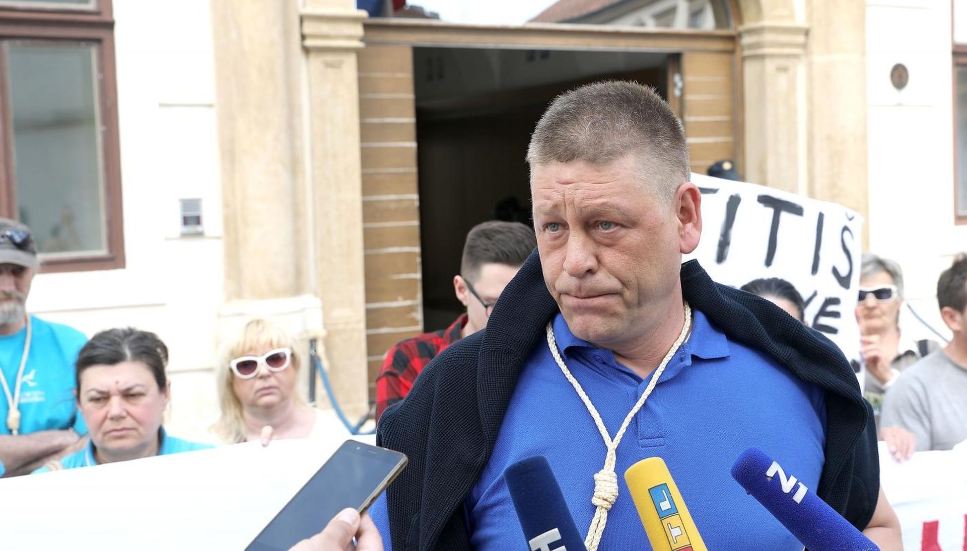 03.05.2018., Zagreb - Aktivisti Ovrsnog ustanka odrzali su jos jedno okupljanje cetvrtkom ispred Banskih dvora, iako danas nije bilo sjednice Vlade i u Banskim dvorima nije bilo gotovo nikoga. Danijel Galovic. 

Photo: Patrik Macek/PIXSELL