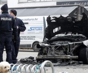 03.12.2019., Zagreb - U naselju Laniste u potpunosti izgorio Mercedes. 
 Photo: Marin Tironi/PIXSELL