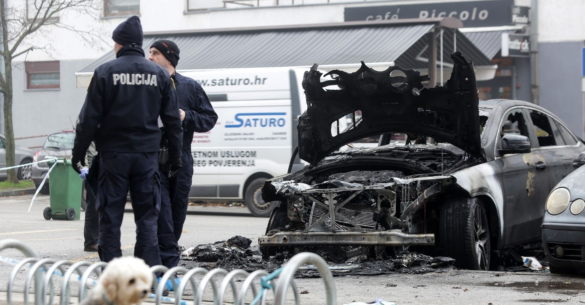 03.12.2019., Zagreb - U naselju Laniste u potpunosti izgorio Mercedes. 
 Photo: Marin Tironi/PIXSELL