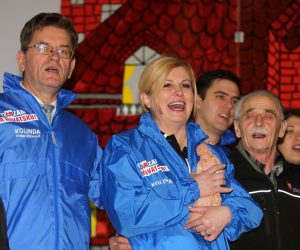 05.12.2019., Rijeka - Kandidatkinja HDZ-a Kolinda Grabar Kitarovic krenula je tocno u ponoc  u izbornu kampanju polaganjem cvijeca pred spomen plocom poginulim braniteljima i obracanjem okupljenima u domu u mjestu Drazice na Grobniku.
Photo:Goran Kovacic/PIXSELL