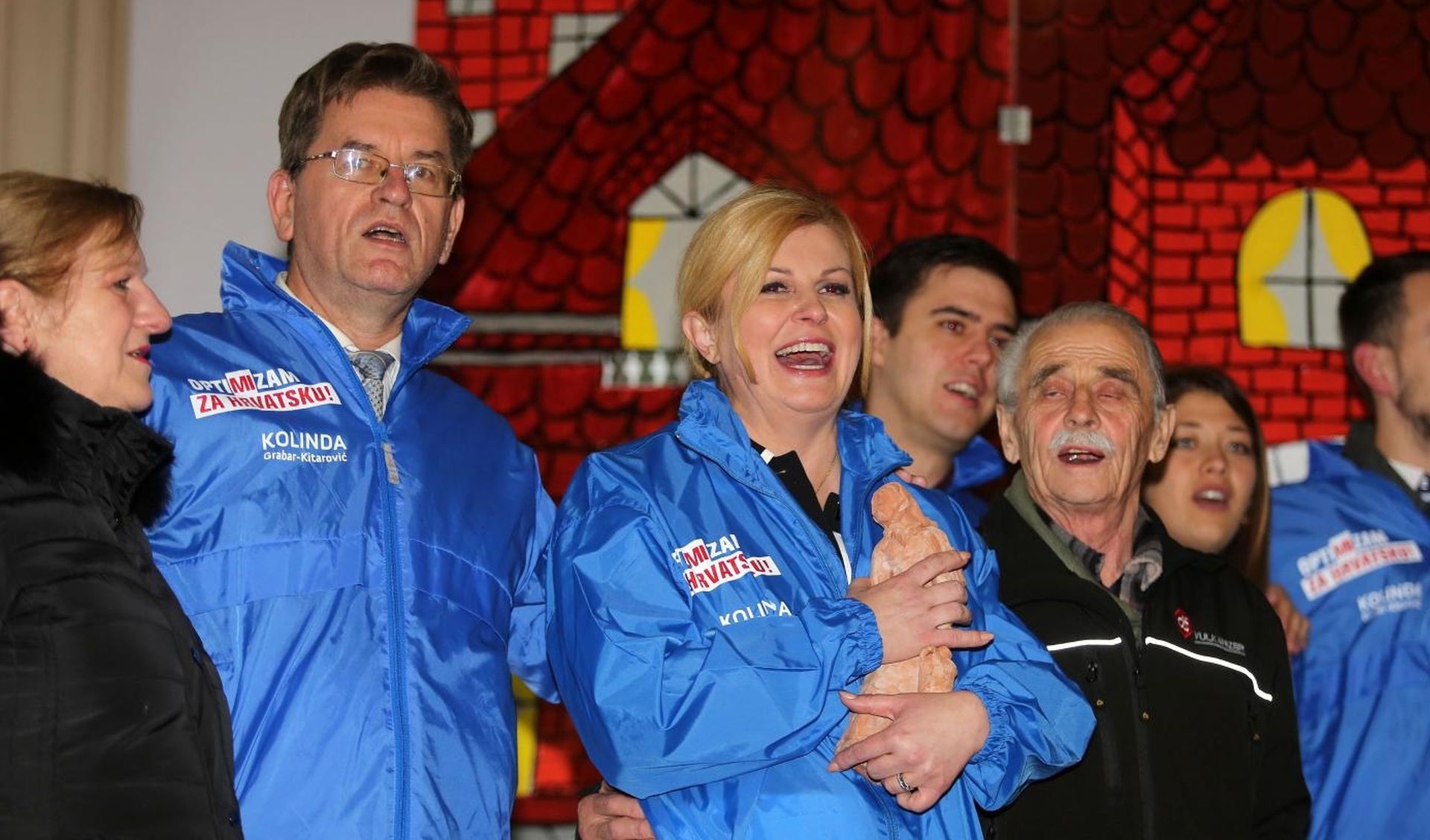 05.12.2019., Rijeka - Kandidatkinja HDZ-a Kolinda Grabar Kitarovic krenula je tocno u ponoc  u izbornu kampanju polaganjem cvijeca pred spomen plocom poginulim braniteljima i obracanjem okupljenima u domu u mjestu Drazice na Grobniku.
Photo:Goran Kovacic/PIXSELL