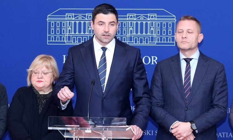 05.12.2019., Zagreb - U Sabor je odrzana zajednicka konferencija za medije oporbe. O temi: "Prijedlog zakona o izmjenama i dopuni Zakona o izboru predsjednika Republike Hrvatske" govorili su zastupnici Davor Bernardic, predsjednik SDP-a, Kreso Beljak, predsjednik HSS-a, Anka Mrak Taritas, predsjednica GLAS-a, Mirando Mrsic, predsjednik Demokrata, Goran Aleksic, predsjednik Glavnog odbora SNAGA-e, Tomislav Zagar, član Sredisnjeg odbora HSU-a te Giovanni Sponza, glavni tajnik IDS-a. 
Photo: Patrik Macek/PIXSELL
