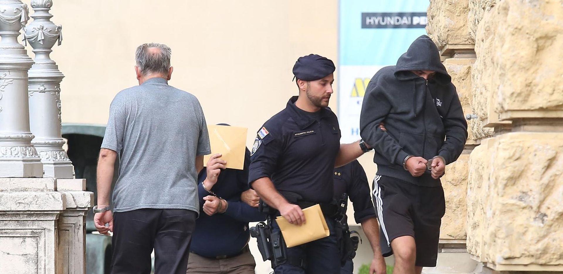 06.09.2019., Sibenik - Privodjenje druge grupe optuzenih za napad u Uzdolju kod Knina. Maskirani napadaci napali su, 21. kolovoza, ljude u kaficu Petko koji su gledali utakmicu doigravajna Lige prvaka izmedju Young Boysa i Crvene zvezde. Photo: PIXSELL
