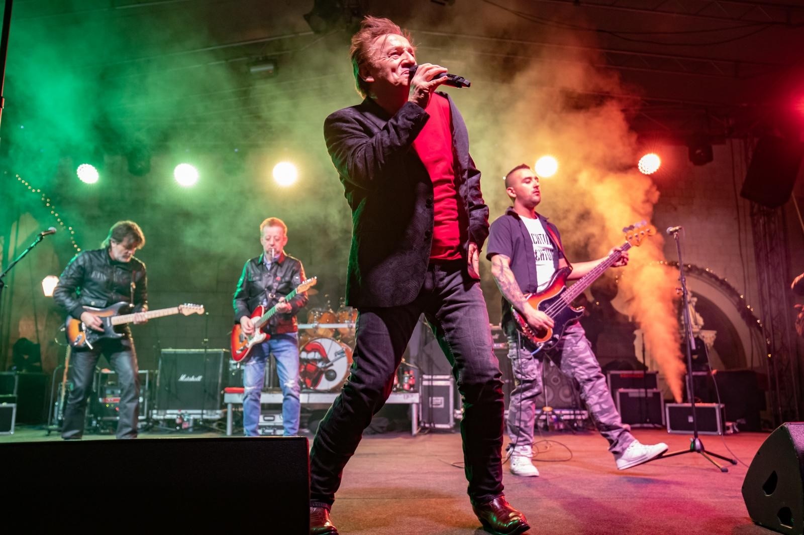 Koncert Prljavog kazališta na Stradunu povodom Dana branitelja Dubrovnika 06.12.2018., Stradun, Dubrovnik - Popularni rock sastav Prljavo kazaliste napravio je pravi spektakl na Stradunu. Stradun je bio prepun, a publika je vjerno pratila i znala svaki hit koji je ovaj bend odsvirao. Koncert je odrzan povodom Dana branitelja Dubrovnika. 
Photo: Grgo Jelavic/PIXSELL
