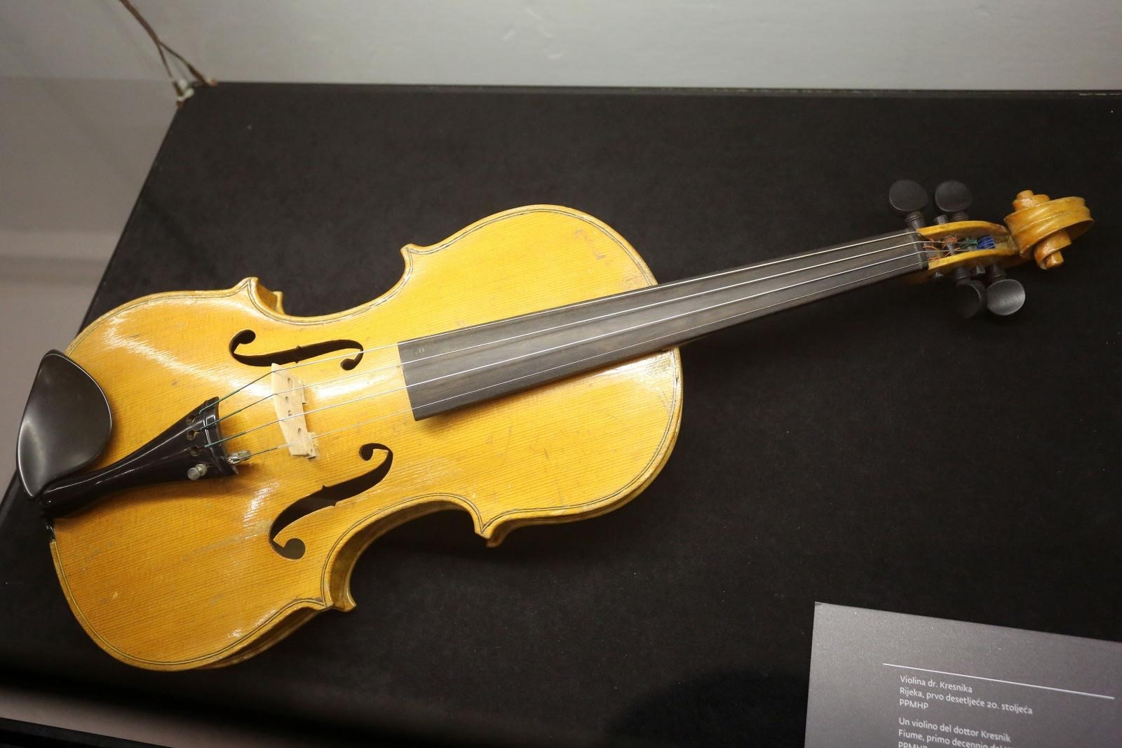 06.12.2019., Rijeka - U sklopu projekta Rijeka 2020 - Europska prijestolnica kulture, u Pomorskom i povijesnom muzeju Hrvatskog primorja, otvorena je izlozba "Violinom iznad granica / Stradivari u Rijeci - Kresnik i Cremona". Ovom se izlozbom obiljezava 150. godisnjica rodjenja dr. Franje Kresnika, Rijecanina koji je razotkrio tajnu izrade najboljih violina na svijetu, a koje su na prijelazu iz 17. u 18. stoljece u talijanskoj Cremoni izradjivali Antonio Stradivari i Giuseppe Guarneri del Gesu. Violina Franje Kresnika.
Photo: Goran Kovacic/PIXSELL