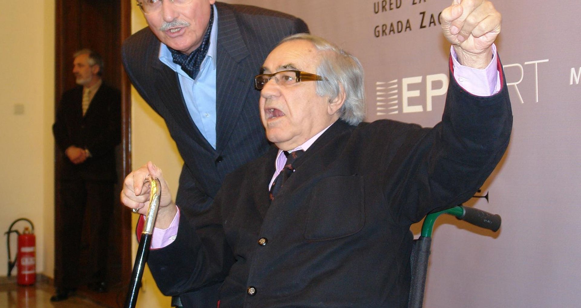 19.10.2008.Zagreb , Kazalisni trg, Muzej za umjetnost i obrt - U nazocnosti mnogobrojnih posjetitelja u Muzeju za umjetnost i obrt otvorena je Retrospektivna izlozba Dusana Dzamonje koja je ujedno i prijedlog donacije gradu Zagrebu. 
Izlozba obuhvaca 300 djela od Dzamonjinih studentskih dana do djela nastalih u posljednjih nekoliko mjeseci. Medju izlozenim djelima su skulpture, grafike, crtezi, skice i makete za Dzamonjine monumentalne spomenike.Ravnatelj Muzeja za umjetnost i obrt Miroslav Gasparovic, koji je, uz umjetnika, i autor izlozbe, istaknuo je da se Dusan Dzamonja danas moze bez imalo dvojbe svrstati u klasike moderne avangarde, i to ne samo hrvatske, nego i svjetske umjetnosti. Dzamonjino stvaralastvo poput luka velikog mosta spaja vrijeme umjetnickih avangardi 50-ih godina 20. stoljeca s trecim tisucljecem. Zagrebacki gradonacelnik Milan Bandic zahvalio je Dusanu Dzamonji na prijedlogu donacije gradu Zagrebu isticuci kako je on jedan od najvecih hrvatskih kipara 20. stoljeca. Izrazio je zadovoljstvo sto ce tom donacijom Zagreb dobiti briljantna Dzamonjina djela te sto je i ta izlozba dio multikulturalnog projekta "Jesen u Zagrebu". Bandic je istaknuo da grad Zagreb i Ministarstvo kulture u zadnjih sest mjeseci osmisljavaju mjesto za donaciju i za projekt "Muzej" u koji ce biti smjesteni Dzamonjini radovi.Na slici Velimir Neidhardt i Dusan Dzamonja.
Photo: Patrik Macek/Vecernji list