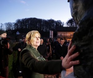 10.12.2019.,Veliko Trgovisce - Predsjednica  i predsjednicka kandidatkinja Kolinda Graba Kitarovic polozila vijence ispred rodne kuce Franje Tudjmana.
 Photo: Marin Tironi/PIXSELL