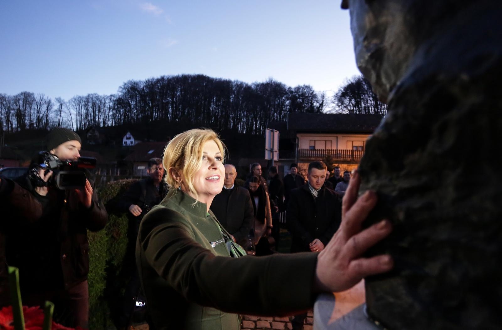 10.12.2019.,Veliko Trgovisce - Predsjednica  i predsjednicka kandidatkinja Kolinda Graba Kitarovic polozila vijence ispred rodne kuce Franje Tudjmana.
 Photo: Marin Tironi/PIXSELL