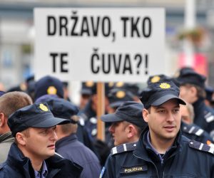 27.10.2011., Zagreb - Na Trgu bana Jelacica sindikat policije Hrvatske odrzao je prosvjed policijskih sluzbenika, clanova SPH, protiv prijedloga Uredbe o placama policijskih sluzbenika. 
Photo: Marko Lukunic/PIXSELL