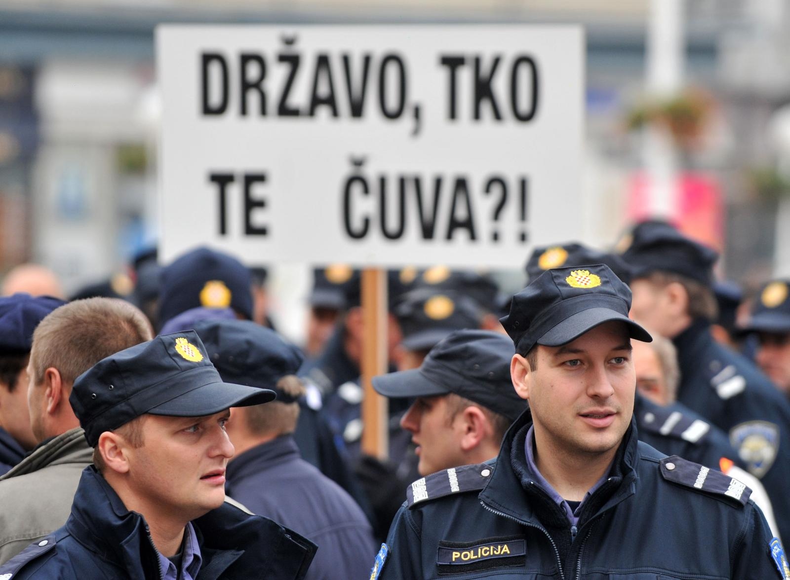 27.10.2011., Zagreb - Na Trgu bana Jelacica sindikat policije Hrvatske odrzao je prosvjed policijskih sluzbenika, clanova SPH, protiv prijedloga Uredbe o placama policijskih sluzbenika. 
Photo: Marko Lukunic/PIXSELL