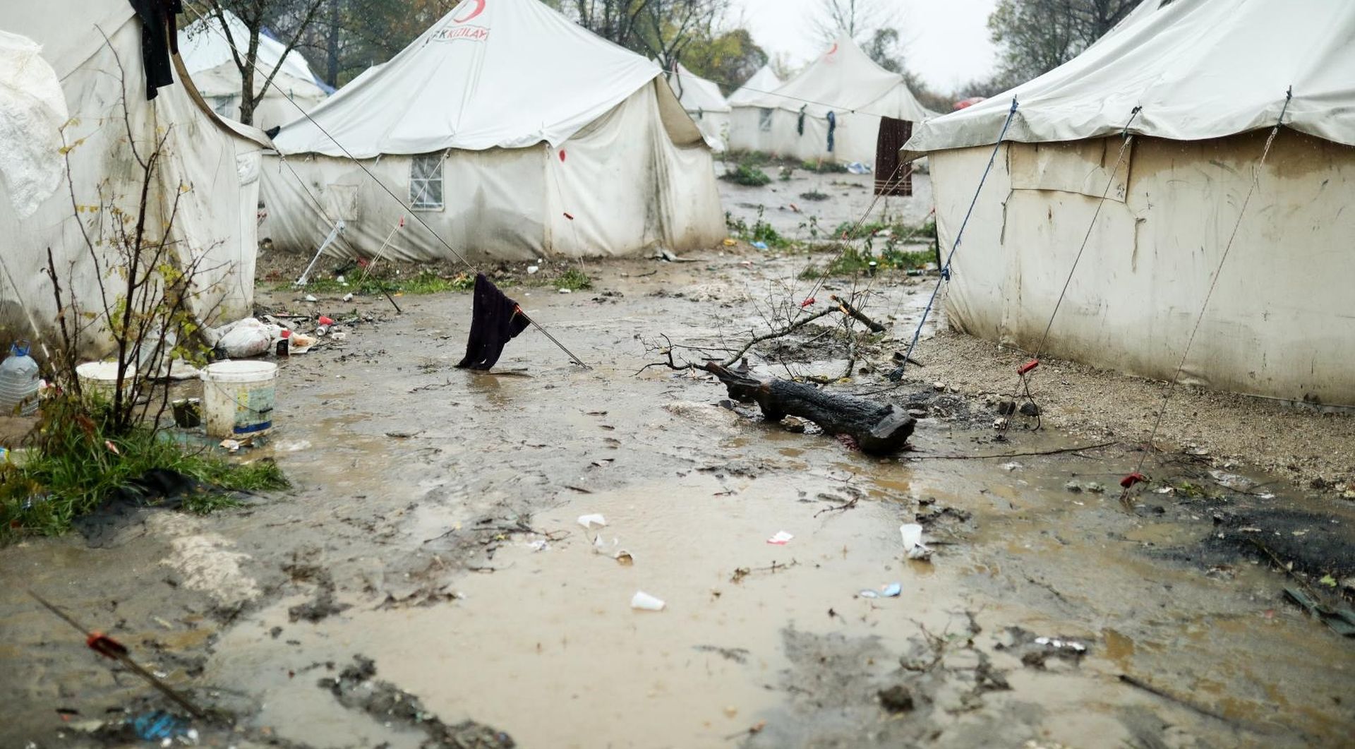 12.11.2019., Bihac, Bosna i Hercegovina - Kisa koja pada gotovo cijeli dan skoro je unistila kamp Vucjak u kojem trenutno boravi oko 1000 migranata. Taj broj se stalno povecava jer nove migrante policija konstantno dovodi u kamp.
Photo: Armin Durgut/PIXSELL