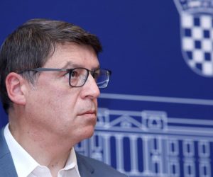 12.11.2019., Zagreb - Zastupnici SDP-a Zeljko Jovanovic i Josko Klisovic ostro su na konferenciji za medije u Saboru napali predsjednicu Kolindu Grabar Kitarovic.
Photo: Patrik Macek/PIXSELL