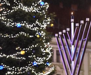 12.12.2017., Zagreb - Na tradicionalnoj ceremoniji na trgu bana Josipa Jelacic povodom zidovskog blagdana Hanuke zamjenica gradonacelnika Grada Zagreba Olivera Majic i rabin Pinchas Zaklos zapalili su prvu svijecu na Menori.
Photo: Marko Lukunic/PIXSELL
