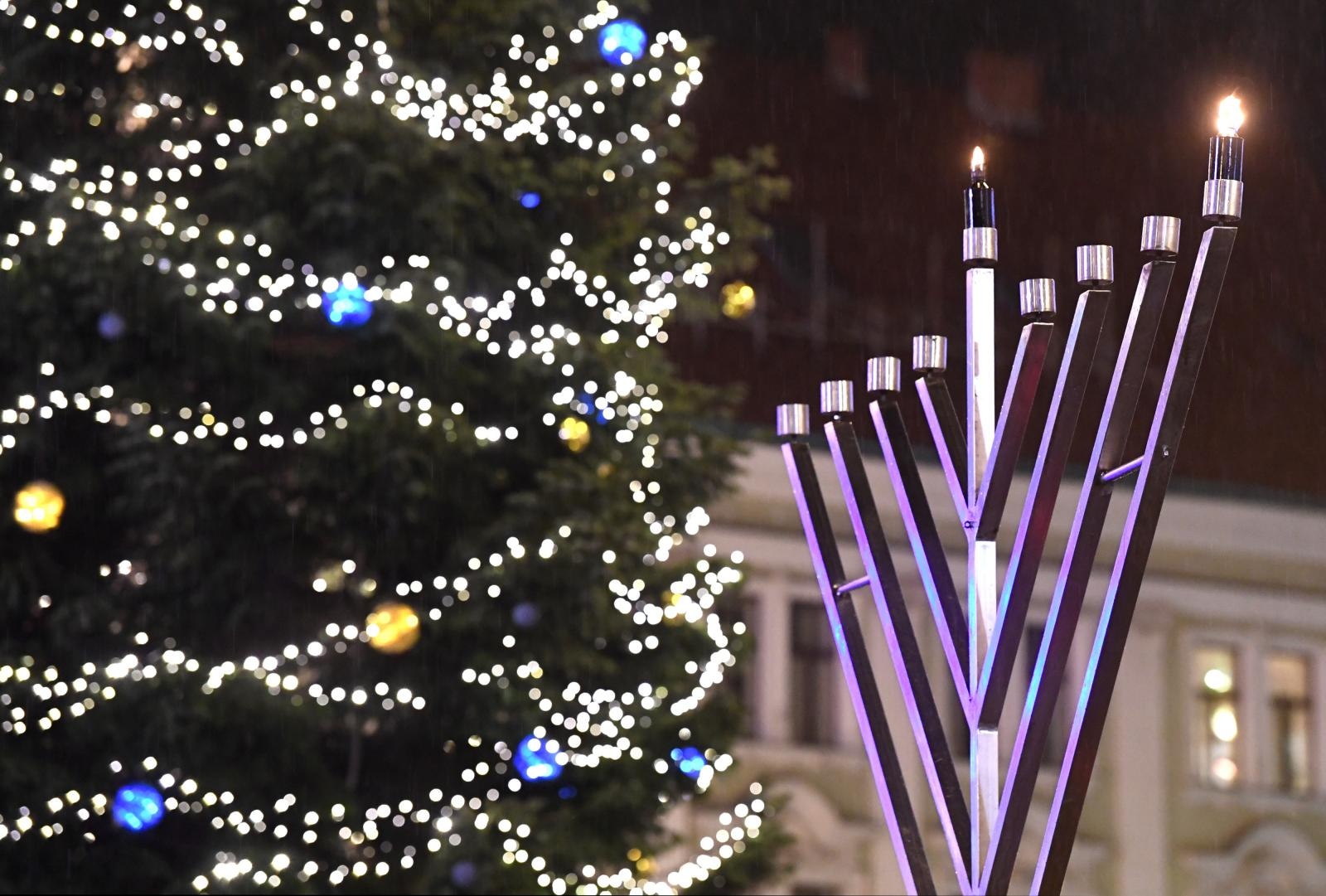 12.12.2017., Zagreb - Na tradicionalnoj ceremoniji na trgu bana Josipa Jelacic povodom zidovskog blagdana Hanuke zamjenica gradonacelnika Grada Zagreba Olivera Majic i rabin Pinchas Zaklos zapalili su prvu svijecu na Menori.
Photo: Marko Lukunic/PIXSELL