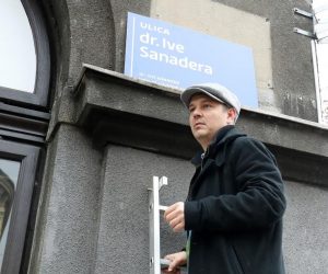 12.12.2019., Zagreb - Performans Daria Juricana koji je prvo potkupio novinare s laznim novcem a zatim i promjenio ime jednog trga i dvije ulice. Photo: Sanjin Strukic/PIXSELL