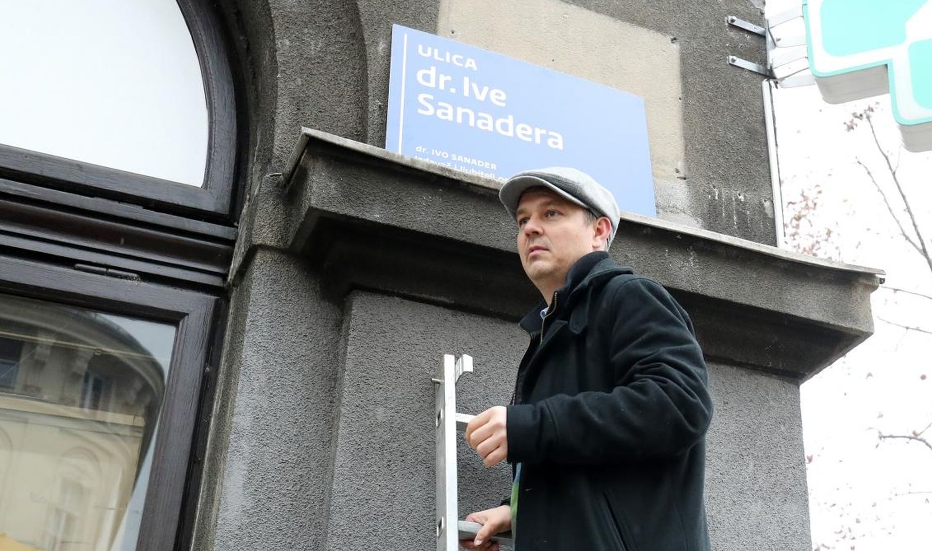 12.12.2019., Zagreb - Performans Daria Juricana koji je prvo potkupio novinare s laznim novcem a zatim i promjenio ime jednog trga i dvije ulice. Photo: Sanjin Strukic/PIXSELL