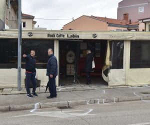 15.12.2019., Labin  - U prometnoj nesreci koja se dogodila u subotu, 14. prosinca oko 23.45 sati, u Ulici Zelenice u Labinu,  poginuo je 34-godisnjak iz Labina, a cetiri osobe su ozlijedjene. Nesreca se dogodila kada je 28-godisnjakinja pod utjecajem alkohola od 1.37 promila upravljala automobilom VW Polo, pulske registarske oznake, kolnikom Ulice Zelenice. Dolaskom do raskrizja s Ulicom Matije Vlacica, vozacica je zbog neprilagodjene brzine kretanja udarila u desni nogostup, a potom je presla preko obje prometne trake, popela se na nogostup s lijeve strane te je prednjim dijelom vozila probila metalnu konstrukciju zatvorene terase ugostiteljskog objekta "Rock Caffe" i udarila u grupu posjetitelja.
Photo: Dusko Marusic /PIXSELL