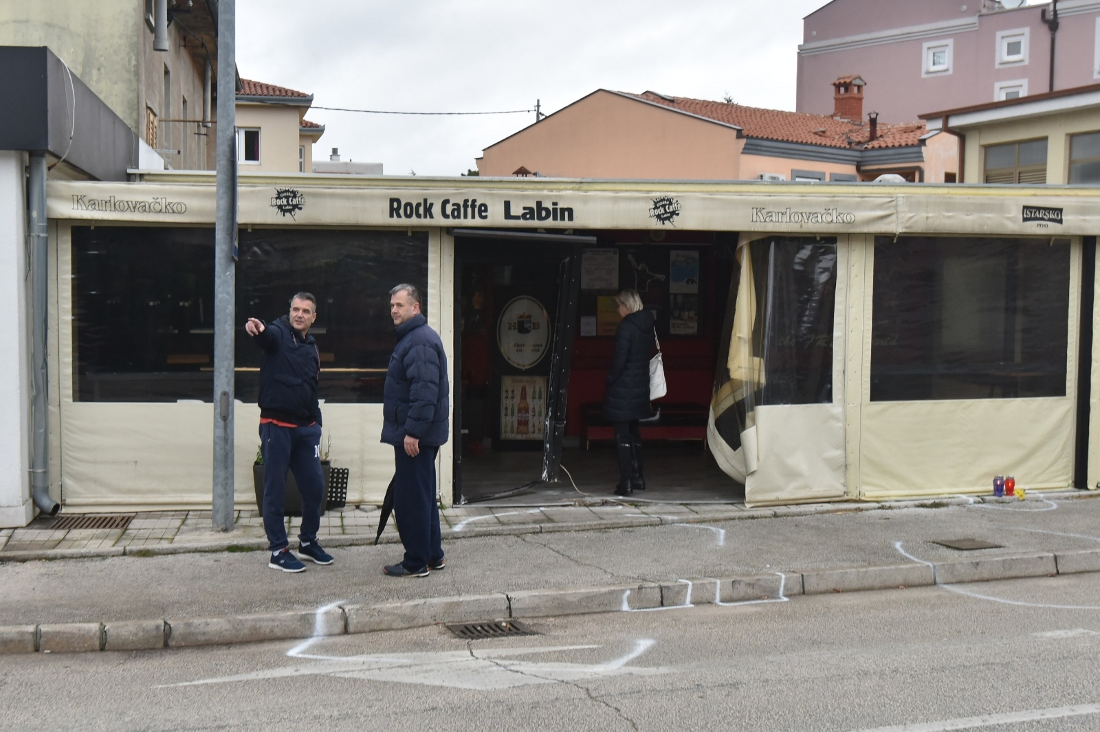 15.12.2019., Labin  - U prometnoj nesreci koja se dogodila u subotu, 14. prosinca oko 23.45 sati, u Ulici Zelenice u Labinu,  poginuo je 34-godisnjak iz Labina, a cetiri osobe su ozlijedjene. Nesreca se dogodila kada je 28-godisnjakinja pod utjecajem alkohola od 1.37 promila upravljala automobilom VW Polo, pulske registarske oznake, kolnikom Ulice Zelenice. Dolaskom do raskrizja s Ulicom Matije Vlacica, vozacica je zbog neprilagodjene brzine kretanja udarila u desni nogostup, a potom je presla preko obje prometne trake, popela se na nogostup s lijeve strane te je prednjim dijelom vozila probila metalnu konstrukciju zatvorene terase ugostiteljskog objekta "Rock Caffe" i udarila u grupu posjetitelja.
Photo: Dusko Marusic /PIXSELL