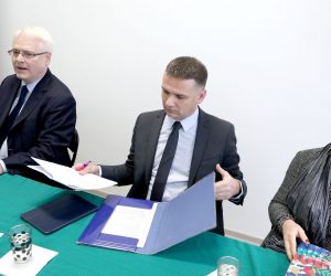 17.12.2019., Zagreb - U organizaciji SDP-a odrzan je okrugli stol s temom „Ususret izborima: ustavni polozaj te drustvena i politicka uloga predsjednika/ce Republike.“ Uvodnu rijec o vaznosti izbora odrzao je predsjednik SDP-a, Davor Bernardic. Glavni uvodnicar bio je prof.dr. Djordje Gardasevic, profesor Ustavnog prava  a panelisti doc.dr.Ana Horvat Vukovic i prof.dr. Ivo Josipovic, bivši predsjednik Republike Hrvatske.
Photo: Patrik Macek/PIXSELL