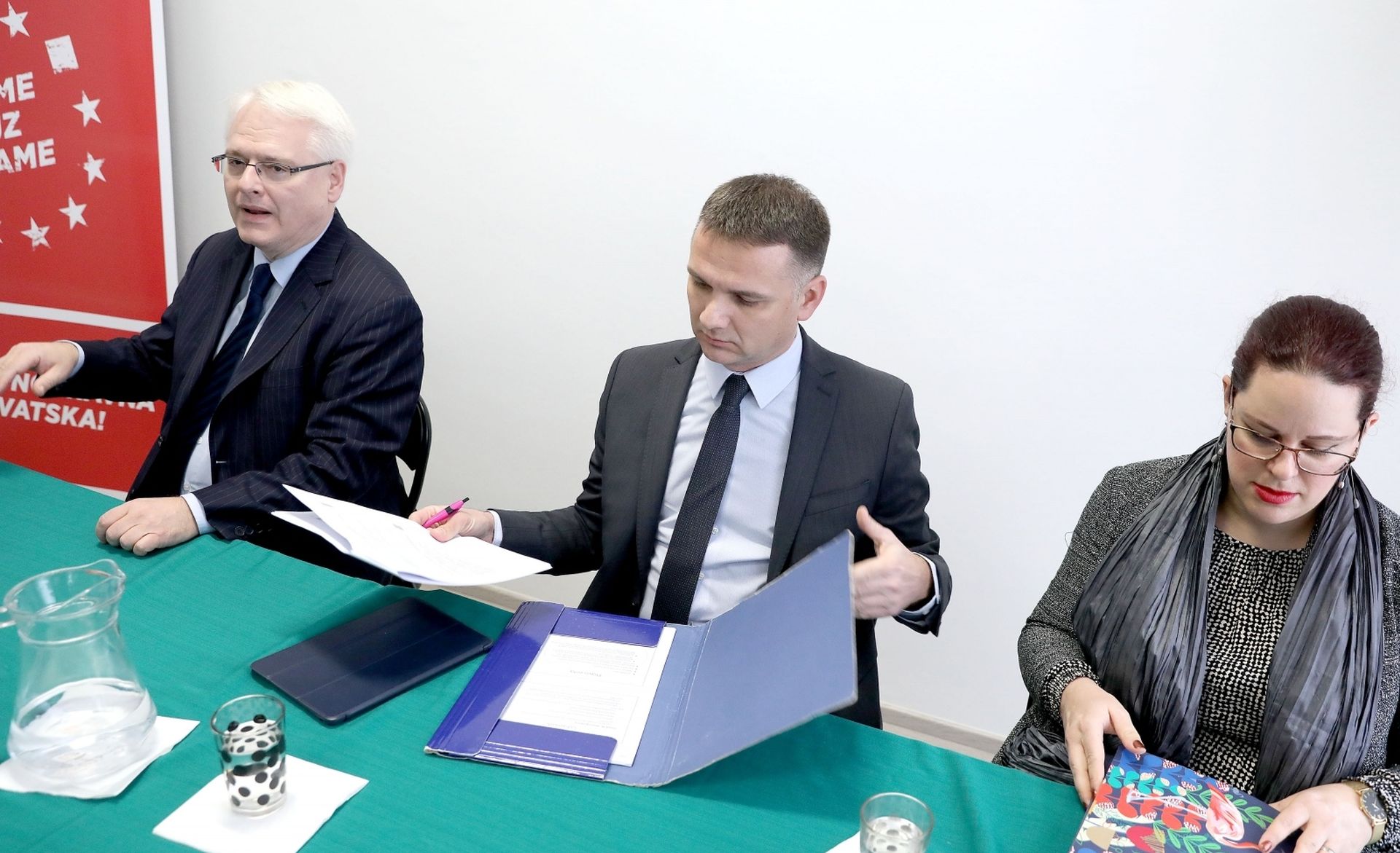 17.12.2019., Zagreb - U organizaciji SDP-a odrzan je okrugli stol s temom „Ususret izborima: ustavni polozaj te drustvena i politicka uloga predsjednika/ce Republike.“ Uvodnu rijec o vaznosti izbora odrzao je predsjednik SDP-a, Davor Bernardic. Glavni uvodnicar bio je prof.dr. Djordje Gardasevic, profesor Ustavnog prava  a panelisti doc.dr.Ana Horvat Vukovic i prof.dr. Ivo Josipovic, bivši predsjednik Republike Hrvatske.
Photo: Patrik Macek/PIXSELL