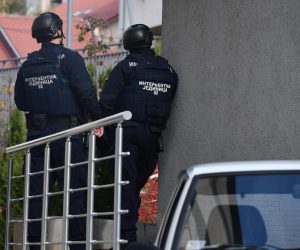 18.11.2019., Beograd, Srbija - Naoruzani policajac Bratislav S. zakljucao se u stanu u Ulici vojvode Vlahovica u beogradskom naselju Brace Jerkovica. MUP je potvrdio da se 42-godisnji policajac prethodno posvadjao sa suprugom. Pretpostavlja se da kod sebe ima sluzbeni pistolj i prijeti da ce se ubiti. Photo: Srdjan Ilic/PIXSELL