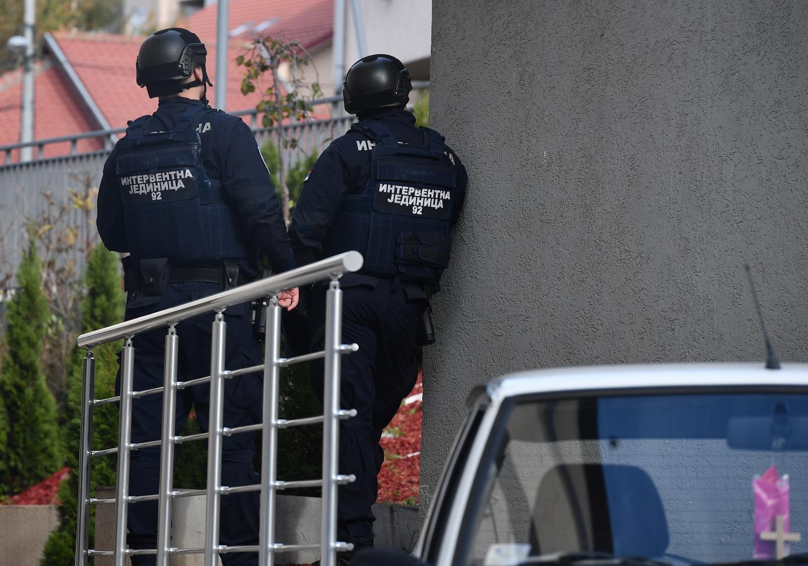 18.11.2019., Beograd, Srbija - Naoruzani policajac Bratislav S. zakljucao se u stanu u Ulici vojvode Vlahovica u beogradskom naselju Brace Jerkovica. MUP je potvrdio da se 42-godisnji policajac prethodno posvadjao sa suprugom. Pretpostavlja se da kod sebe ima sluzbeni pistolj i prijeti da ce se ubiti. Photo: Srdjan Ilic/PIXSELL