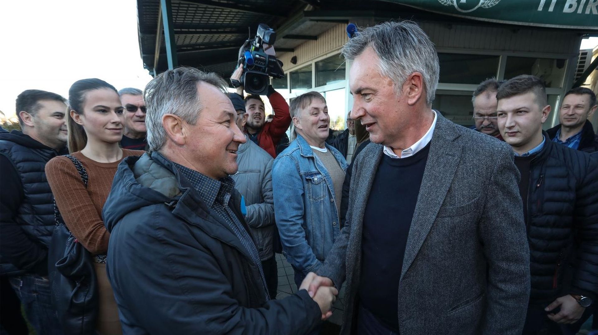 18.12.2019., Osijek - U sklopu preizborne kampanja, predsjednicki kandidat Miroslav Skoro obisao Visnjevac, gdje se druzio s gradjanima, prijateljima i susjedima kvarta gdje je proveo djetinjstvo. Saborski zastupnik HDZa Stevo Culej pridruzio se na Skorinom skupu u Visnjevcu-
Photo: Robert Anic/PIXSELL
