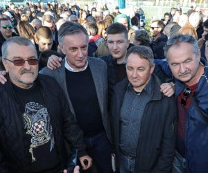 18.12.2019., Osijek - U sklopu preizborne kampanja, predsjednicki kandidat Miroslav Skoro obisao Visnjevac, gdje se druzio s gradjanima, prijateljima i susjedima kvarta gdje je proveo djetinjstvo. Saborski zastupnik HDZa Stevo Culej pridruzio se na Skorinom skupu u Visnjevcu-
Photo: Robert Anic/PIXSELL