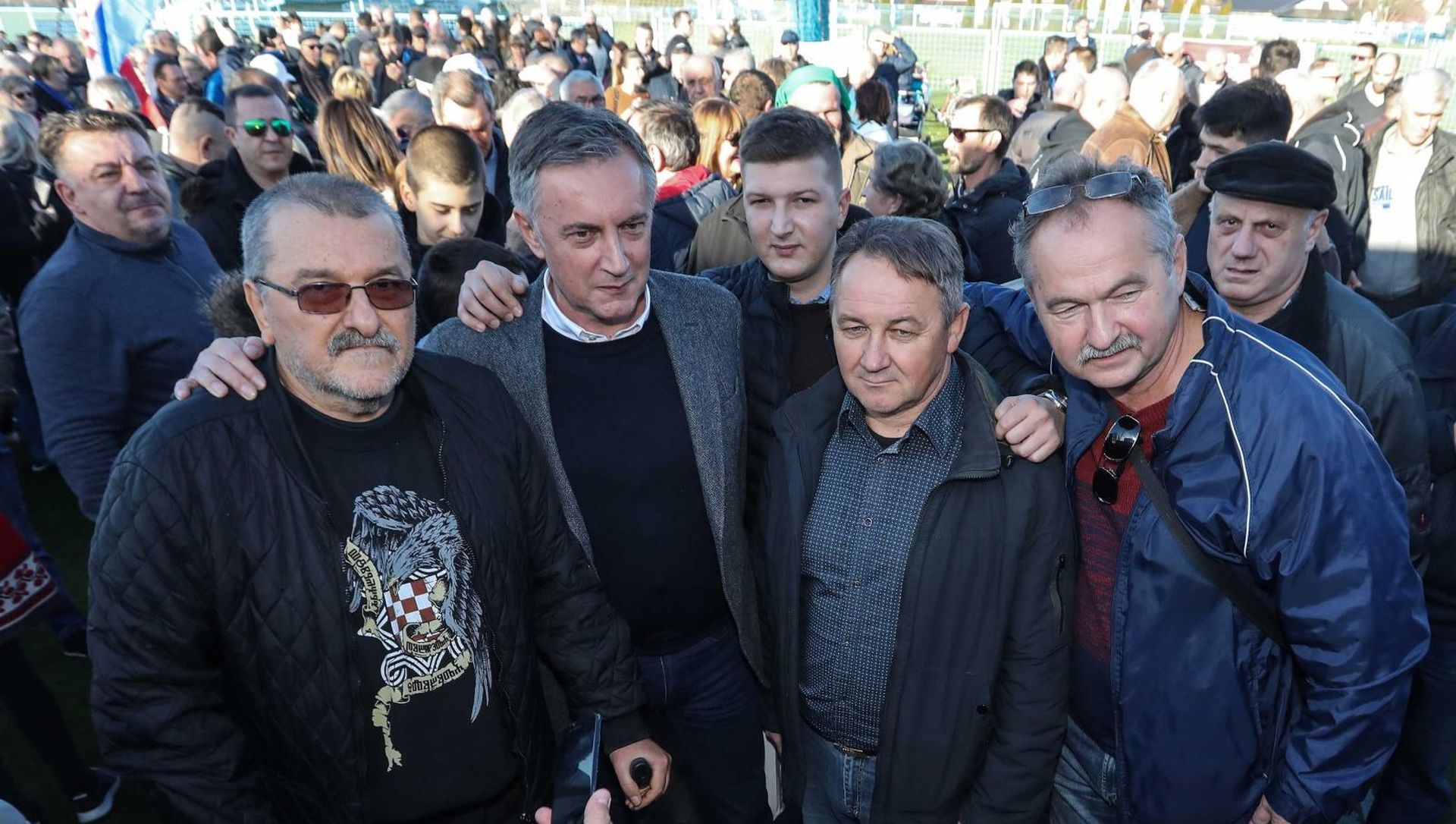 18.12.2019., Osijek - U sklopu preizborne kampanja, predsjednicki kandidat Miroslav Skoro obisao Visnjevac, gdje se druzio s gradjanima, prijateljima i susjedima kvarta gdje je proveo djetinjstvo. Saborski zastupnik HDZa Stevo Culej pridruzio se na Skorinom skupu u Visnjevcu-
Photo: Robert Anic/PIXSELL