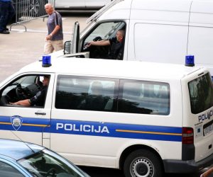 19.06.2018., Split - Gradjani se okupili na Pujankama, u blizini zgrade gdje stanuje devetogodisnji djecak Cesare Avenati s majkom Ninom Kuluz, a kojega bi danas sluzbenici Opcinskog suda trebali predati na skrb njegovom ocu Talijanu Alessandru Avenatiju. 
Photo: Miranda Cikotic/PIXSELL